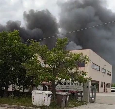 Abruzzo, incendio in un’azienda a Manoppello: “tenete le